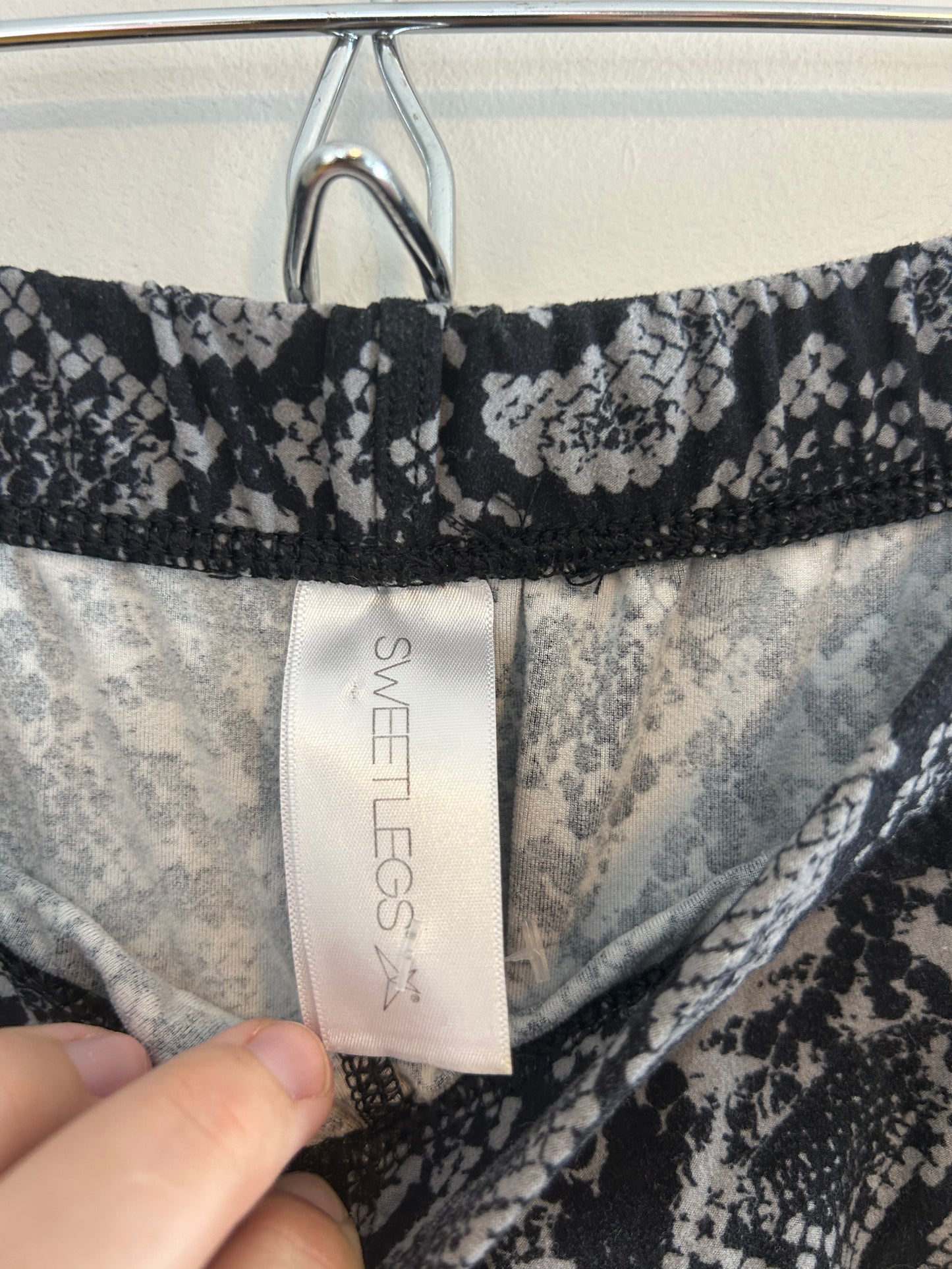 Sweetlegs plus black snake print  leggings