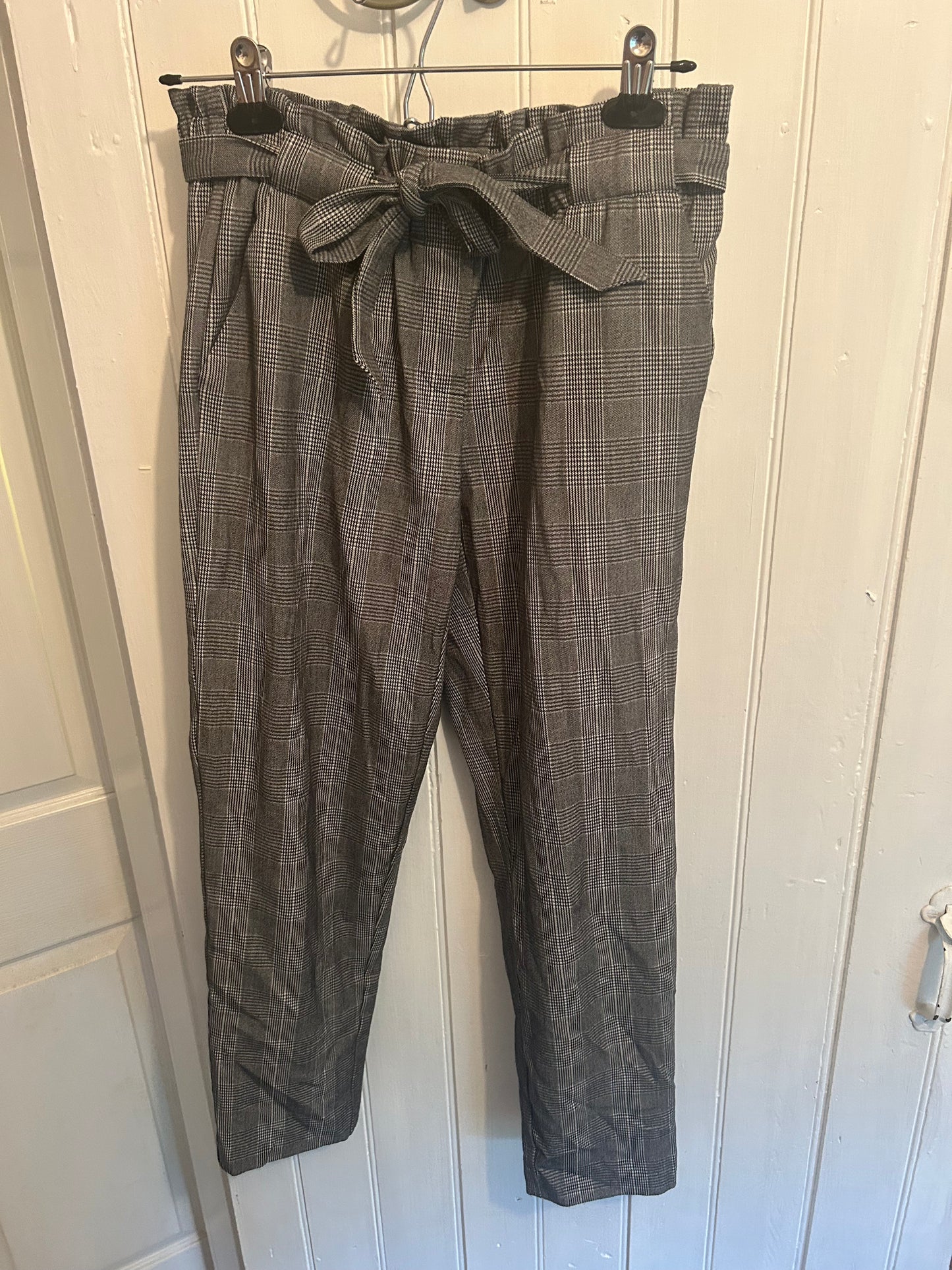 Reitmans 6 petite grey plaid paper bag pants