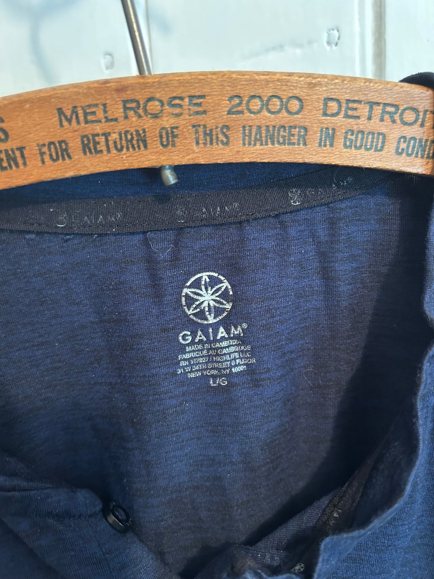 Gaiam men’s large navy blue shirt